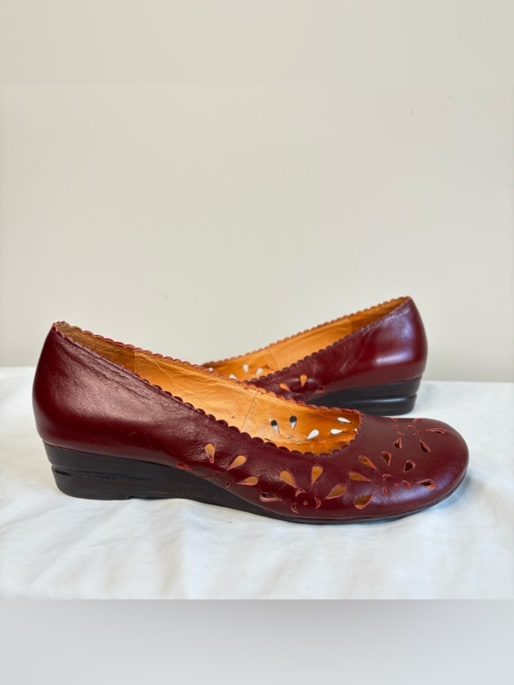 Miz Mooz Burgundy Leather Flats Cut Outs Scalloped Edge Size 7.5
